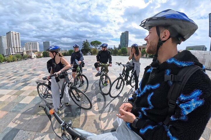 Tirana Bike Ride Cultura, storia e vita locale