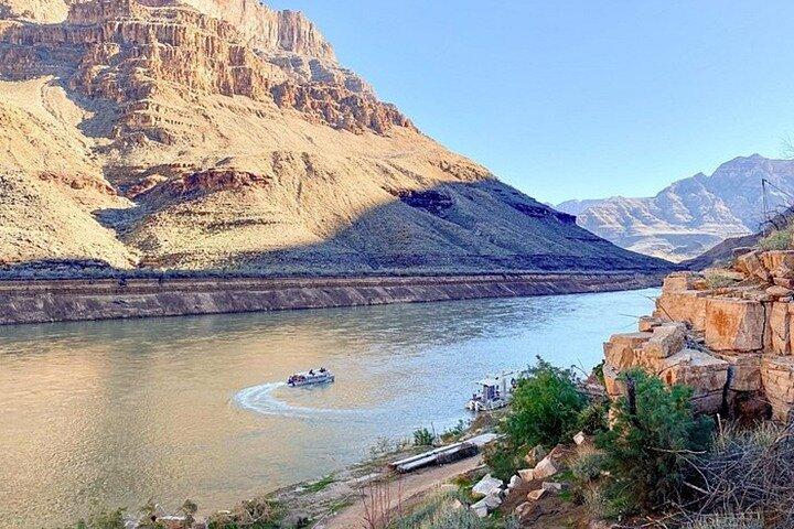 グランドキャニオン・ウエストリム・ヘリコプターと高級車によるボートツアー