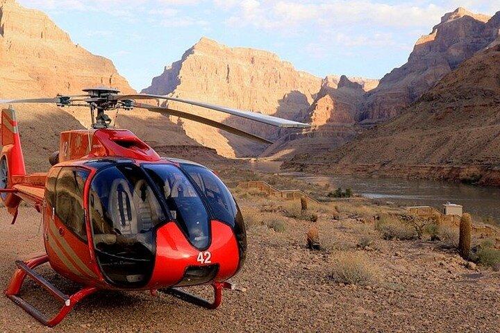 Tour en helicóptero y barco por el borde oeste del Gran Cañón en coche de lujo