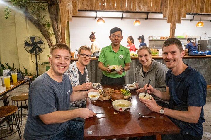 Phnom Penh: Morning Foodie, Walking Market e Street Art Tour