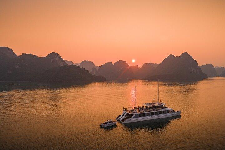 Halong Elite Catamaran Day Cruise com Jacuzzi e Almoço Local