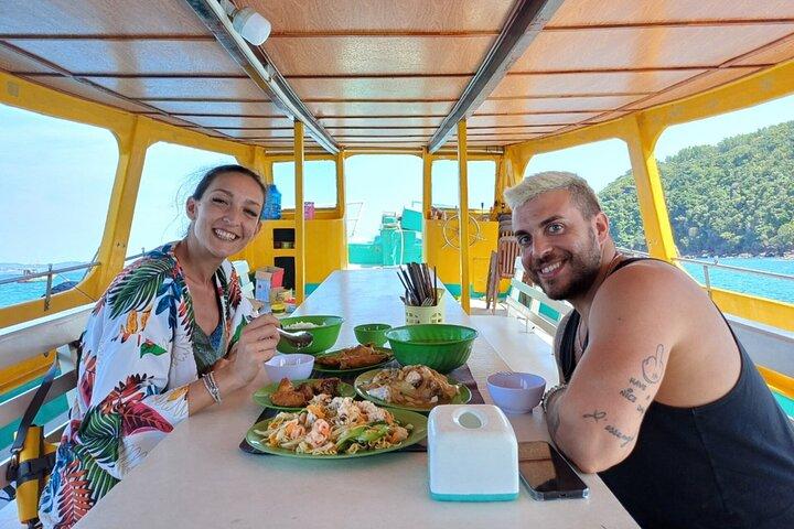 Phu Quoc Djuphavsfiske med färska skaldjur Frukost och lunch
