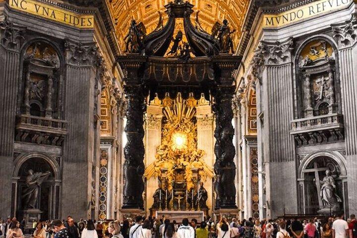 Tour privato della Basilica di San Pietro, grotte, tomba papale e cupola