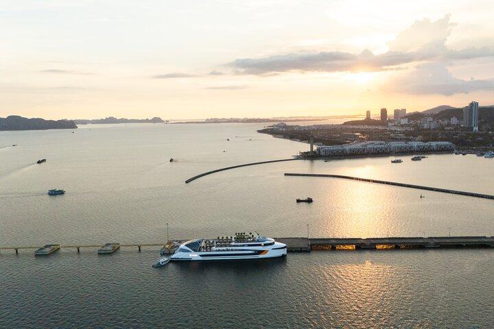 Moderne Luxus-Tageskreuzfahrt in der Majestätischen Ha Long Bucht