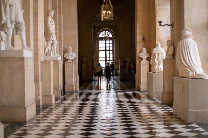 Versailles Palace Guided Tour with Gardens Access from Paris