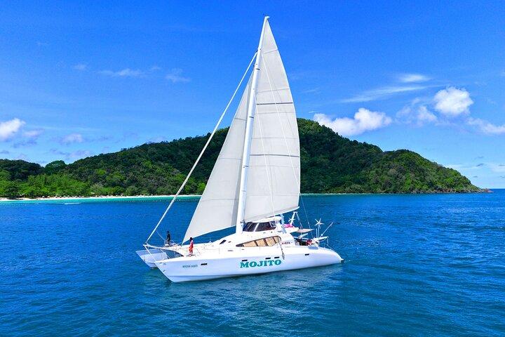 Excursión en catamarán de lujo de día completo a Phuket Coral y las Islas Racha