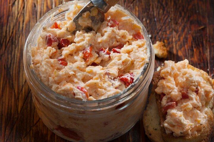 1.5 ore Southern Biscuits and Pimiento Cheese Cooking Class