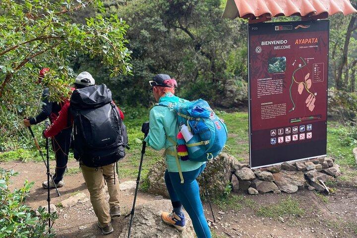 Short Inca Trail 2 Day Hike to Machu Picchu com Permissões e Comboio