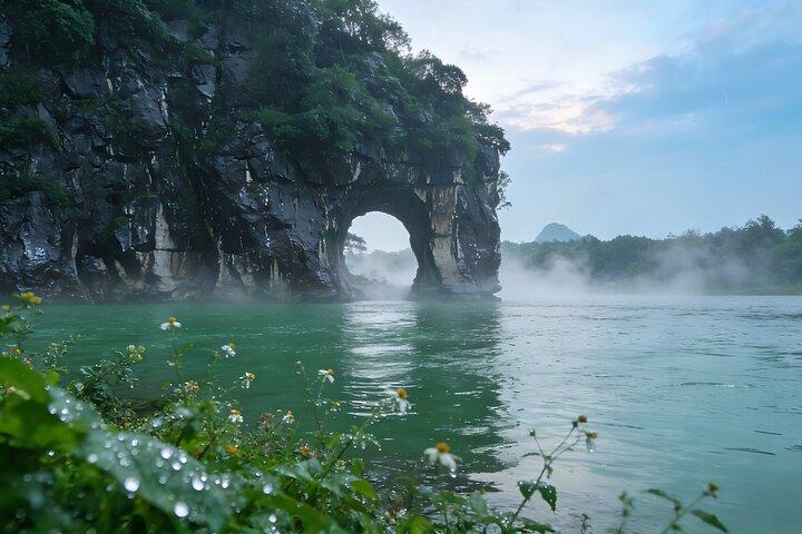 Cruzeiro no Rio Li de Guilin para Yangshuo: West Street, Silver Cave e Moon Hill