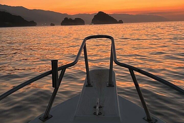ロス・アルコス・デ・ミスマロヤへの生物発光と夕日を眺めるボートツアー