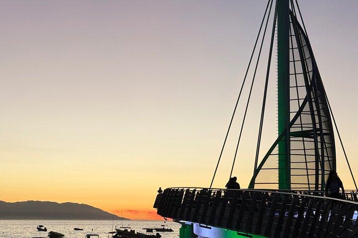 ロス・アルコス・デ・ミスマロヤへの生物発光と夕日を眺めるボートツアー