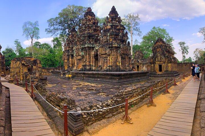 バンテアイ・スレイ寺院とベン・メレア寺院