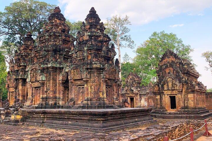 バンテアイ・スレイ寺院とベン・メレア寺院