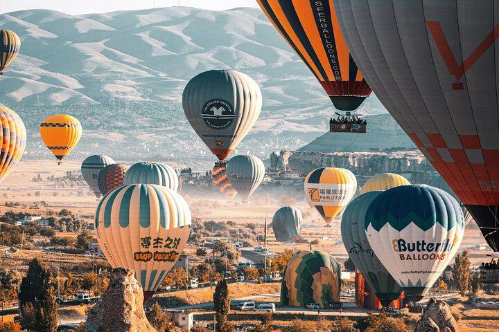 Cappadocia Sunrise Hot Air Balloon Ride sobre Fairy Chimneys