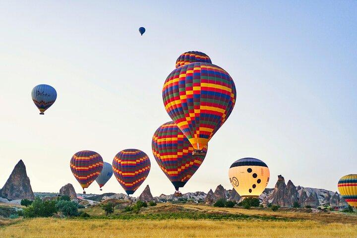 Montgolfière de lever de soleil de Cappadoce sur les cheminées de fées