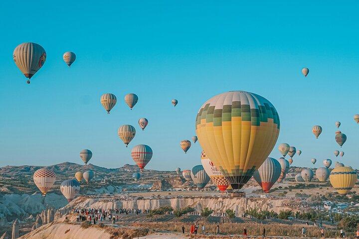 Montgolfière de lever de soleil de Cappadoce sur les cheminées de fées