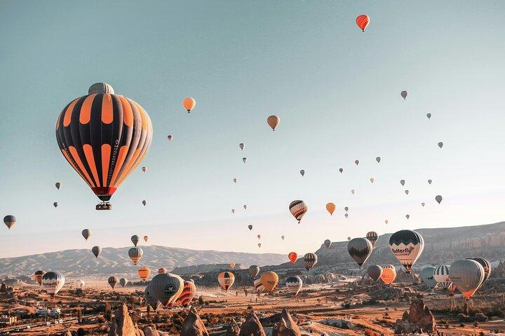 Montgolfière de lever de soleil de Cappadoce sur les cheminées de fées
