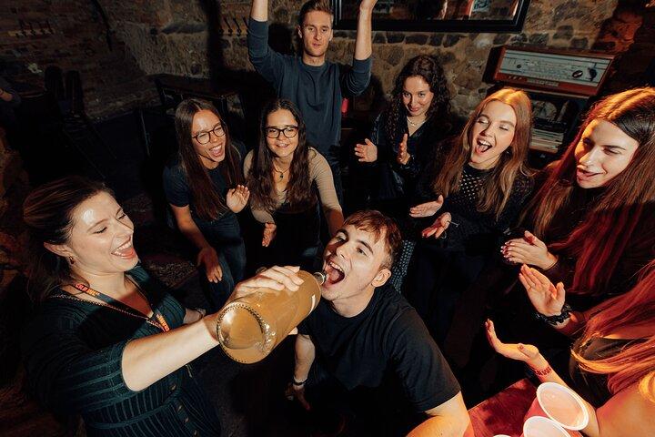 De Crawl Co Pub Crawl in Hamburg Gratis bier en shots