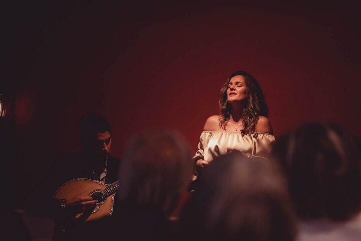 Espectáculo de fado con vino de Oporto en la histórica Lisboa em Fado
