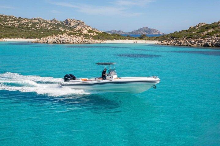 Passeio de barco para observação de golfinhos e mergulho com snorkel em Olbia