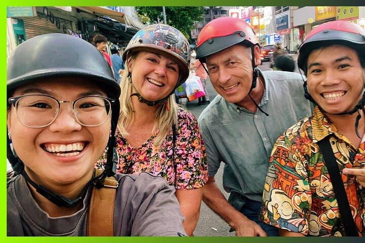 Ho-Chi-Minh-Motorrad-Nachttour mit Street Food und Cocktail