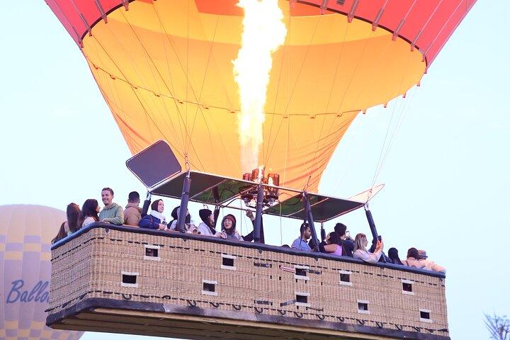Giro in mongolfiera di lusso all'alba a Luxor