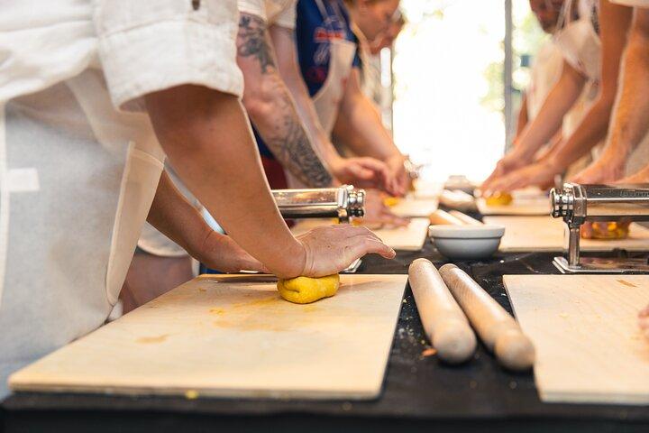 Roma Clase de Pasta para Grupos Pequeños con Vino y Chef Italiano