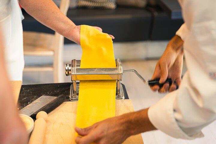 Roma Clase de Pasta para Grupos Pequeños con Vino y Chef Italiano