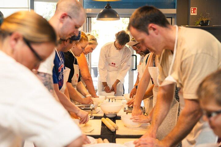 Roma Clase de Pasta para Grupos Pequeños con Vino y Chef Italiano