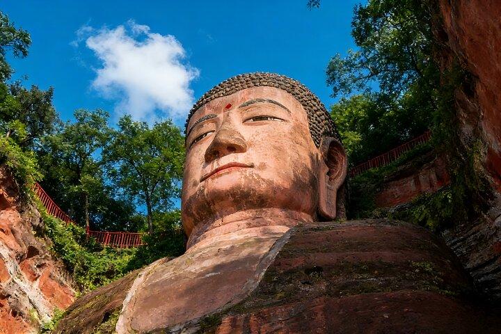 Tour di un giorno privato di Chengdu al Buddha gigante di Leshan e al centro storico di Huanglongxi