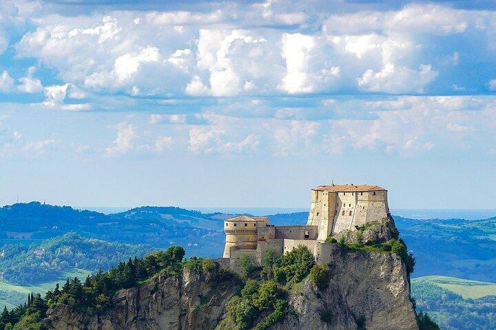 Descubre San Leo : la espectacular ciudadela italiana de Cliffside