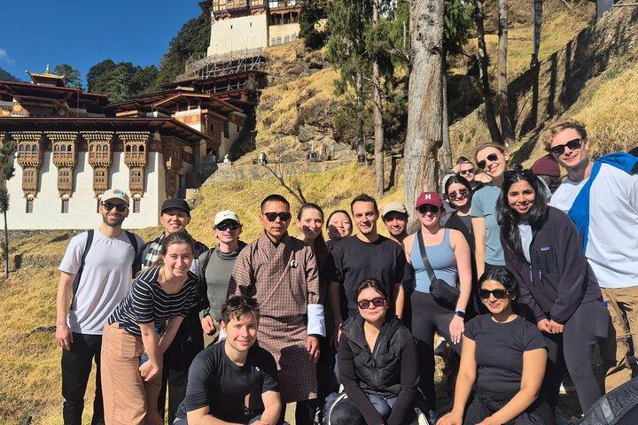 Explore Bhutan com um guia local