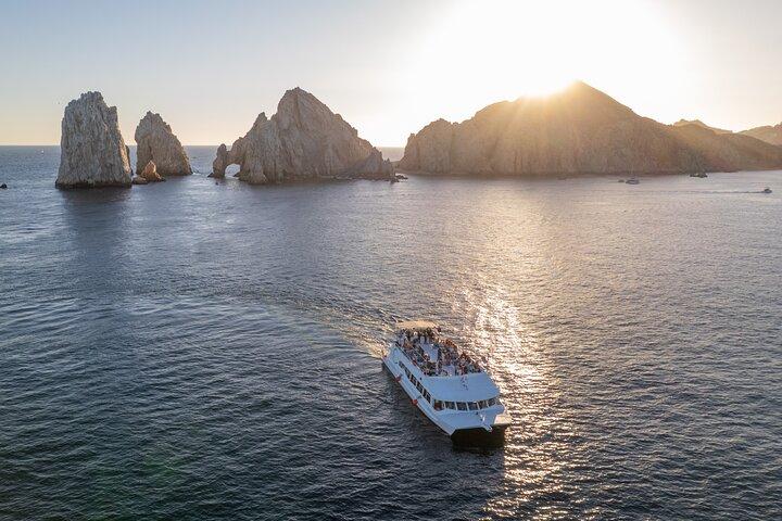 Crucero con cena al atardecer en Cabo con música en vivo y barra libre en Cabo Wave