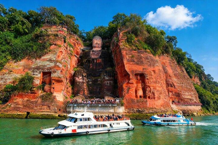 Private Tagestour von Shanghai nach Chengdu mit dem Flugzeug: Leshan Giant Buddha und Pandas