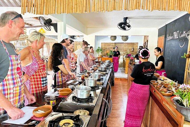 Hua Hin Thai Clase de cocina Experiencia en el jardín y traslados