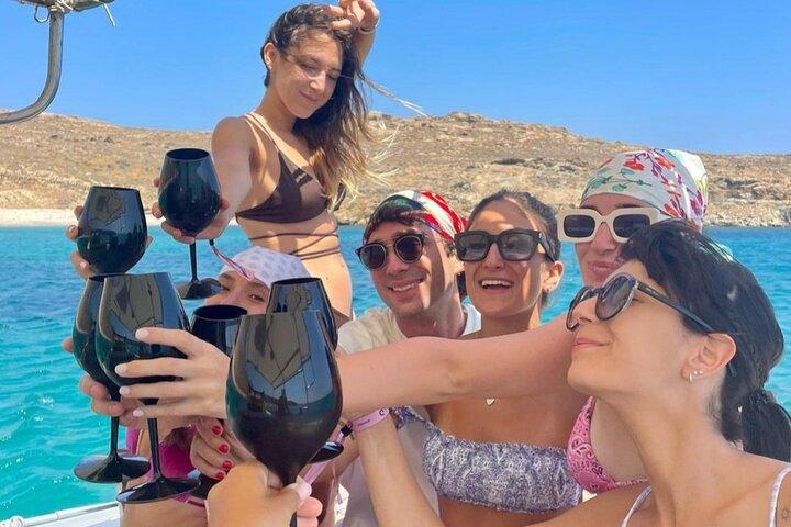 Fira med en privat träbåtsfest i Mykonos