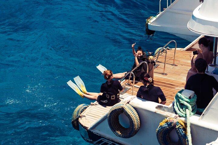 シャルム・エル・シェイク：ラス・モハメド＆ホワイト島豪華ヨット旅行
