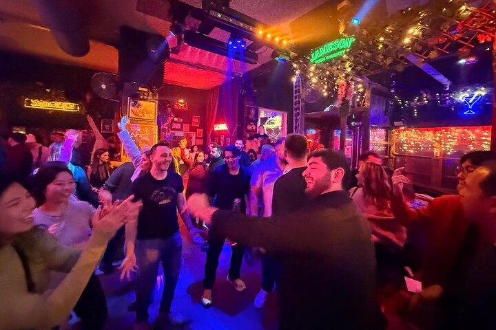 Budapest Nighttime Ruin Bars Crawl avec coups gratuits et entrée VIP