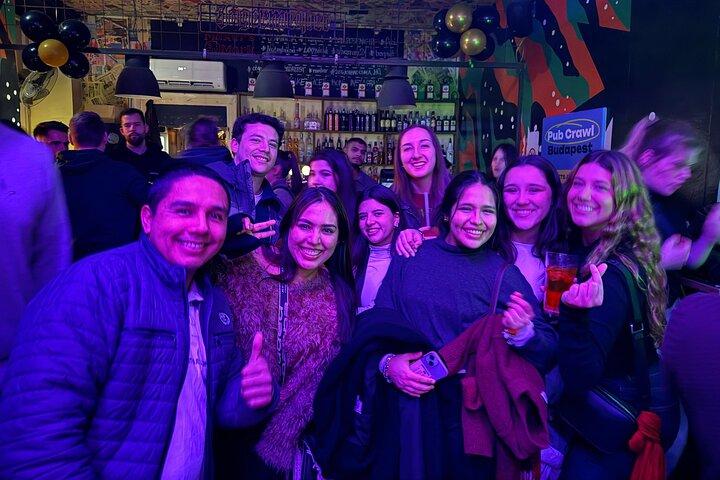 Budapest Nighttime Ruin Bars Crawl avec coups gratuits et entrée VIP