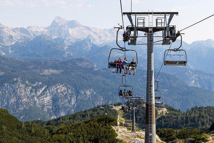 Vuelo en parapente en tándem sobre el lago Bohinj en los Alpes Julianos