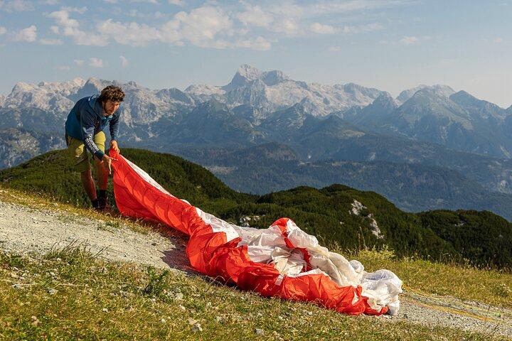 Vuelo en parapente en tándem sobre el lago Bohinj en los Alpes Julianos