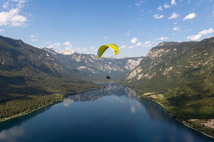 Vuelo en parapente en tándem sobre el lago Bohinj en los Alpes Julianos