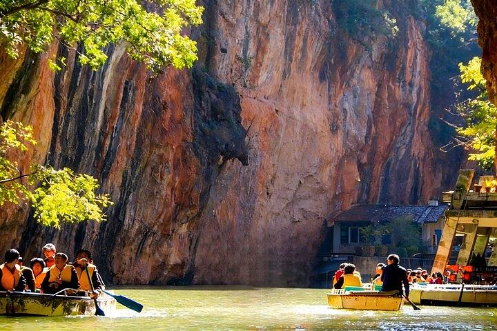 ボートライドで九郷溶洞群への昆明プライベート日帰りツアー