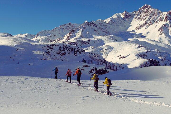 Aventura con raquetas de nieve en Lofoten con pesca en hielo y retiro de cabaña