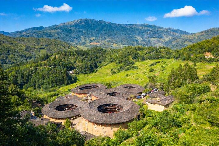 Xiamen's Tianluokeng Tulou: Privétour langs architectonische wonderen