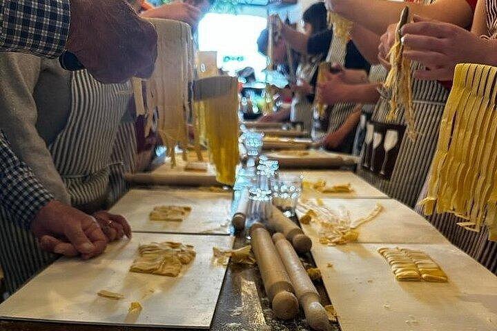 ローマ料理教室：スペイン語広場近くでパスタとティラミスクを作る