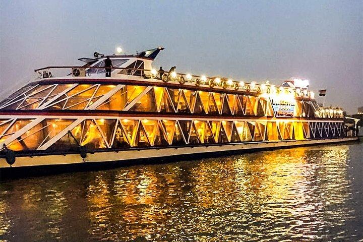 Cairo Nile Dinner Cruise e Show em Nile Crystal