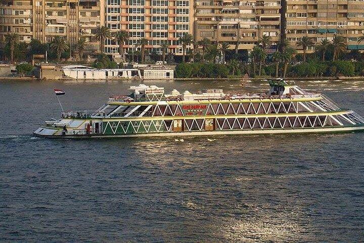 Cairo Nile Dinner Cruise e Show em Nile Crystal
