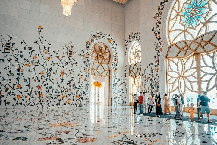 Abu Dhabi Stadtrundfahrt mit Mittagessen und Louvre