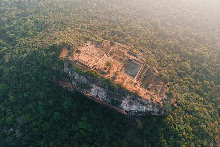 Sigiriya Day Tour fra Kandy Rock Fort og Village Safari